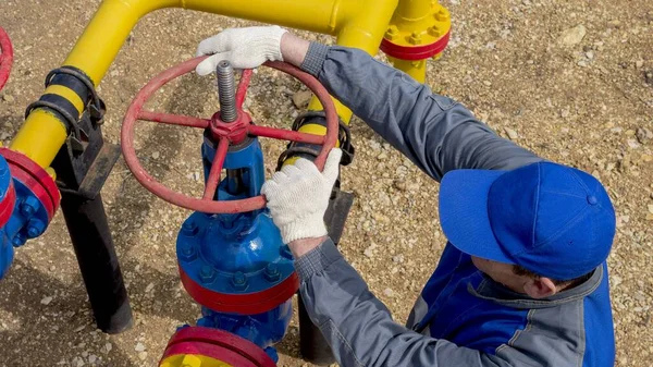 Gasindustrie Gasfernleitungsnetz Und Gaspipeline Die Kommunikation Öffnet Der Arbeiter Schließt — Stockfoto
