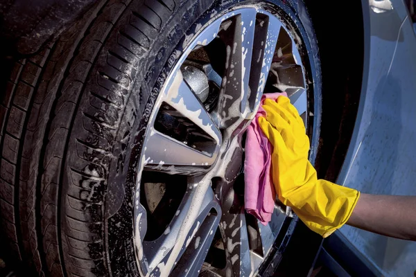 Homem Luva Está Lavar Uma Roda Carro Com Pano Roda — Fotografia de Stock