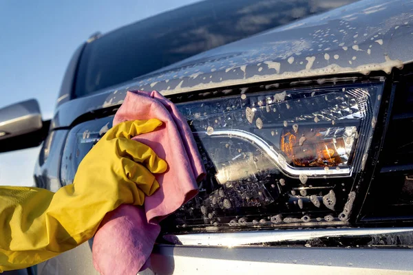 Homem Luva Lava Carro Com Pano Carro Espuma Ensaboada Farol — Fotografia de Stock