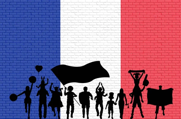 フランスのフランスの旗でレンガの壁の前でサポーターのシルエット 異なるレイヤーのすべてのオブジェクト シルエットとレンガの壁が — ストックベクタ