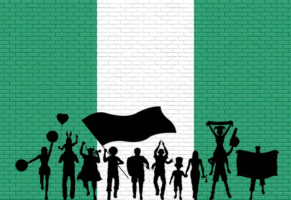 ナイジェリアの国旗でレンガの壁の前にナイジェリア サポーター シルエット 異なるレイヤーのすべてのオブジェクト シルエットとレンガの壁が — ストックベクタ