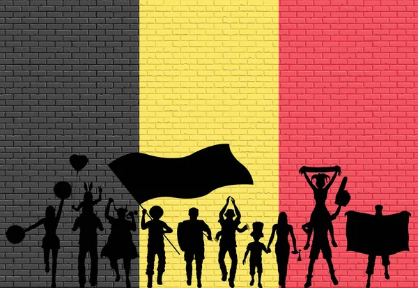 ベルギーの旗でレンガの壁の前でベルギー サポーター シルエット 異なるレイヤーのすべてのオブジェクト シルエットとレンガの壁が — ストックベクタ