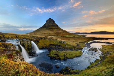 Kirkjufellsfoss şelale Kirkjufell Dağı Kuzey Sahil İzlanda Snaefellsnes Yarımadası üzerinde arka planda üstündeki şaşırtıcı İzlanda manzara