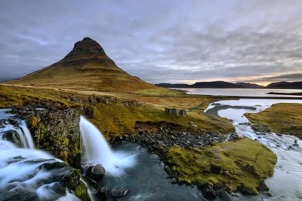 Wunderschöne Isländische Landschaft Auf Dem Gipfel Des Kirkjufellsfoss Wasserfalls Mit — Stockfoto