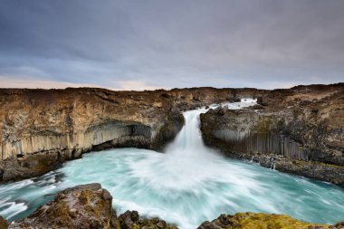 Aldeyjarfoss Kuzey İzlanda'şaşırtıcı bir şelale var. Gündoğumu, İzlanda doğal peyzaj.