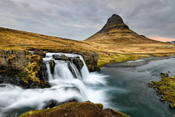 Paisagem Islandesa Incrível Topo Cachoeira Kirkjufellsfoss Com Montanha Kirkjufell Fundo — Fotografia de Stock