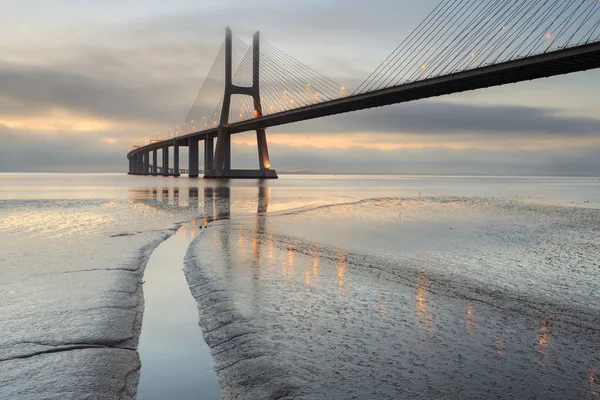 Vasco da Gama Köprüsü manzarası gün doğumunda. Dünyanın en uzun köprülerinden birisidir. Lizbon muhteşem bir turistik yerdir çünkü ışığı, anıtları vardır. Portekiz tarihi.