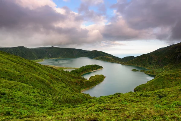Panoramik manzara Azores lagün üzerinden. Azor Takımadaları volkanik kökenli ve ada, yani Miguel birçok göller içinde eski volkan krater oluşmuş.