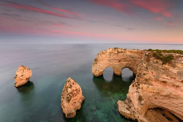 Şaşırtıcı günbatımı Marinha Beach deki Algarve, Portekiz. Avrupa'nın ana tatil yerlerinden biri güçlü renkleri ile manzara. Yaz turistik.