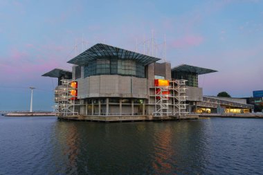 Lisbon, Portekiz - 07 Temmuz 2018: Lisbon Oceanarium, dünyanın en büyük ikinci oceanarium ve en büyük Avrupa'nın Parque das Nacoes, Lizbon, Portekiz üzerinde manzaralı