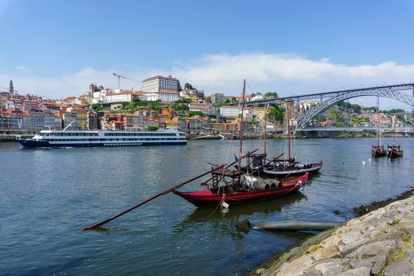 Χαρακτηριστικές Βάρκες Στον Ποταμό Douro Στο Πόρτο Πανοραμική Θέα Από — Φωτογραφία Αρχείου