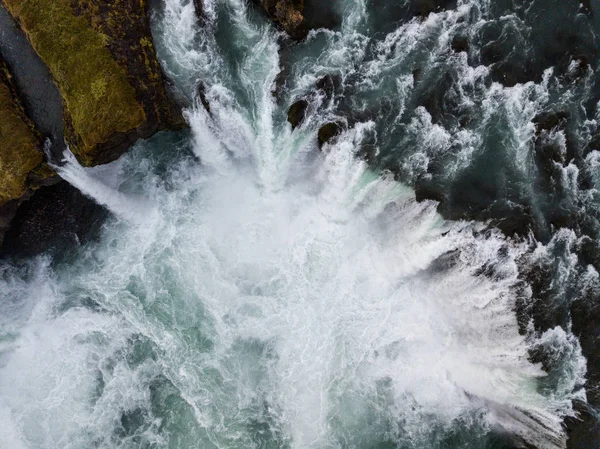 Godafoss Skyview şelale. Bu İzlanda'daki muhteşem şelaleler biri. Skjlfandafljt Nehri. Dron tarafından yakalanan hava fotoğrafçılığı.
