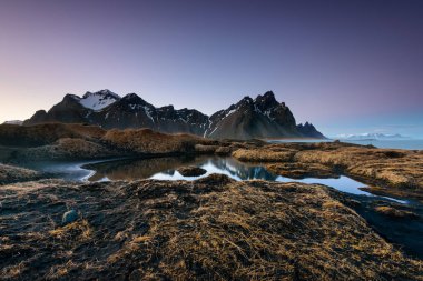 Magical Vestrahorn dağlar ve İzlanda, sunrise Beach. İzlandalı bir şaşırtıcı manzara panoramik manzaralı.
