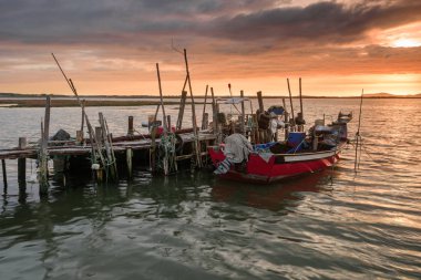 Eski ahşap iskele zanaat balıkçı tekneleri günbatımı manzara. Carrasqueira için ziyaretçi Alentejo sahil Lizbon yakınındaki bir turistik yer.