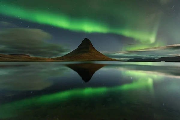 Das Nordlicht Berg Kirkjufell Island Wunderschöne Landschaft Mit Grünen Polarlichtern — Stockfoto