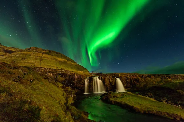 Северное Сияние Горе Киркьюфелл Исландия Удивительный Пейзаж Зелеными Полосами Aurora — стоковое фото