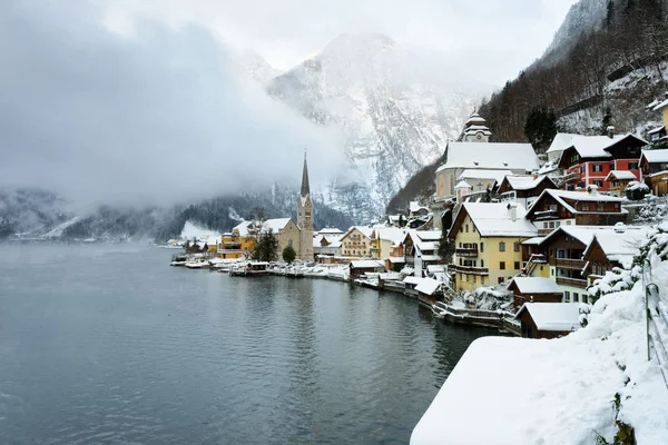 Noel kasabası Hallstatt Avusturya Alpleri'nde kış karla kaplı. Avusturya'daki ünlü Hallstatt lakeside şehrin doğal kartpostal görünümü.