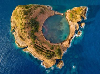 Vila Franca do Campo adasının en üst manzarası, Portekiz 'in Azores adası yakınlarındaki eski bir su altı volkanı krateridir. Kuş bakışı, hava manzarası..