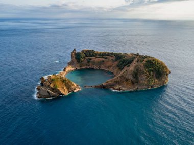 Vila Franca do Campo adasının en üst manzarası, Portekiz 'in Azores adası yakınlarındaki eski bir su altı volkanı krateridir. Kuş bakışı, hava manzarası..