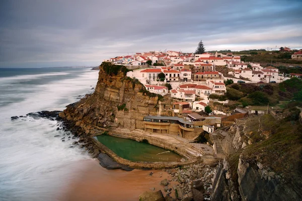 Vista Pitoresca Aldeia Azenhas Mar Beira Penhasco Com Uma Praia — Fotografia de Stock