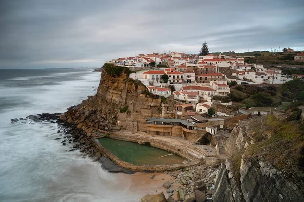 Vista Pitoresca Aldeia Azenhas Mar Beira Penhasco Com Uma Praia — Fotografia de Stock