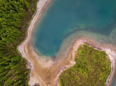 Lagoa do Fogo 'nun havadan görünüşü, Sao Miguel, Azores Adaları' ndaki volkanik bir göl. Portekiz arazisi insansız hava aracı tarafından alındı. İnanılmaz turistik cazibe.