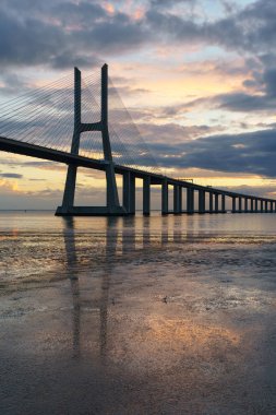 Lizbon landmark. Vasco da Gama Köprüsü manzaraya gündoğumu. Lizbon olduğunu şaşırtıcı bir turizm çünkü onun ışık, anıtları.