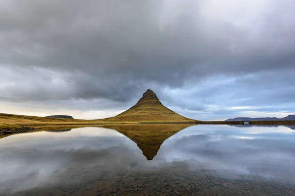 Krajina Kirkjufell Mountain Pozadí Úžasný Zrcadlový Efekt Severním Pobřeží Islandu — Stock fotografie