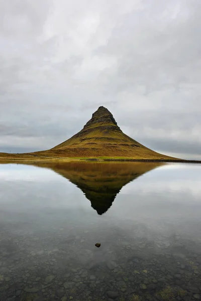 Paisagem Com Kirkjufell Montanha Fundo Incrível Efeito Espelho Costa Norte — Fotografia de Stock