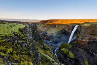 Landmannalaugar Kanyon, İzlanda dramatik peyzaj Haifoss şelale. Gündoğumu, İzlanda.