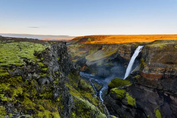 Dramatyczny Krajobraz Wodospad Haifoss Landmannalaugar Kanion Islandia Islandia Wschód Słońca — Zdjęcie stockowe