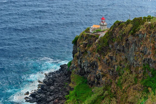 Azor Adaları, Sao Miguel Island Kuzey Doğu kıyısındaki tarihi deniz feneri. Bir küçük balıkçı limanı ve deniz yolu ile Uçurumdaki inşa dönüm noktası. Turistik Portekiz.