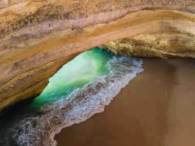 Algarve Portekiz Benagil Plajı'nda ünlü doğal mağara. Avrupa'nın ana tatil yerlerinden biri, manzara. Yaz turistik. Drone havadan görünümü.