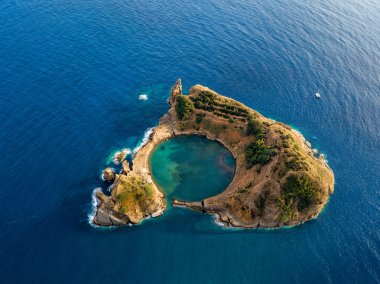 Vila Franca do Campo adasının en üst manzarası, Portekiz 'in Azores adası yakınlarındaki eski bir su altı volkanı krateridir. Kuş bakışı, hava manzarası..