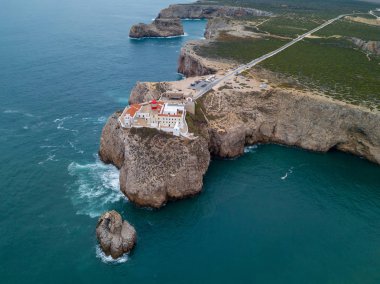 Hava dron panoramik deniz feneri ve kayalıklarla Cape St. Vincent, günbatımında. Algarve deniz manzarası. Muhteşem manzara. Kıta Avrupa'nın en Güney-Batı noktası, Sagres, Portekiz.