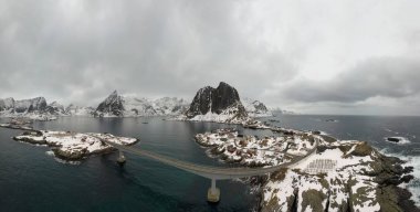 Lofoten 'in havadan bakış açısı. Norveç arka planda fiyord ve dağlar ile Reine ve Hamnoy Balıkçılık köylerin drone Panorama manzara. Lofoten Adaları kış manzaralarının üst görünümü. 