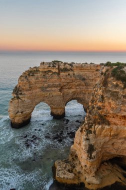 Algarve, Portekiz Marinha Plajı'nda gün batımında Inanılmaz deniz manzarası. Avrupa'nın en önemli tatil yerlerinden birinin güçlü renkleri ile peyzaj. Yaz turistik.