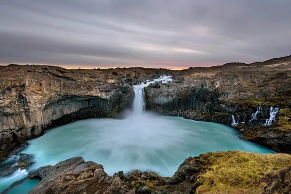 Cachoeira Aldeyjarfoss Islândia Nascer Sol Com Nuvens Douradas Céu Paisagem — Fotografia de Stock