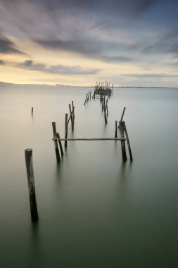 Eski ahşap iskele zanaat balıkçı tekneleri günbatımı manzara. Carrasqueira için ziyaretçi Alentejo sahil Lizbon yakınındaki bir turistik yer.