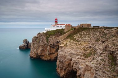 Gün batımında Cape St. Vincent'daki deniz feneri ve kayalıkların manzarası. Algarve inanılmaz deniz manzarası. Kıta Avrupası'nın en güney-batı noktası, Sagres, Portekiz.