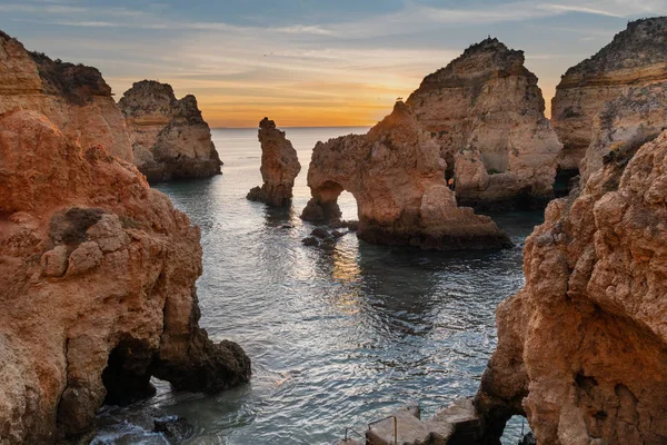 Muhteşem manzara, gündoğumu. Lagos bölgesinde Ponta da Piedade, Algarve, Portekiz güzel plaj. Cciff kayalar ile deniz manzarası.