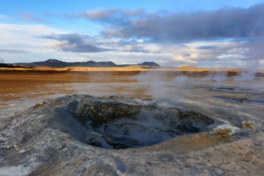 Lake Myvatn yakınlarındaki Izlanda 'nın kuzeyinde inanılmaz manzara. Myvatn jeotermal alanında panoramik görünüm. Aktif volkanizm bir alanda Izlanda güzel manzara.