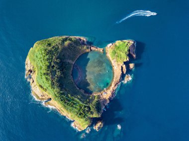 Azores havadan panoramik görüntü. Vila Franca do Campo 'nun en iyi manzarası. Eski bir su altı volkanı krateri. San Miguel Adası, Azores, Portekiz. Doğa tarafından oyulmuş kalp. Kuş bakışı.