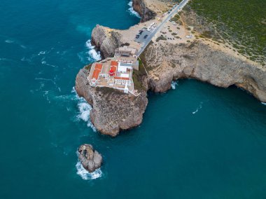 Hava dron panoramik deniz feneri ve kayalıklarla Cape St. Vincent, günbatımında. Algarve deniz manzarası. Muhteşem manzara. Kıta Avrupa'nın en Güney-Batı noktası, Sagres, Portekiz.