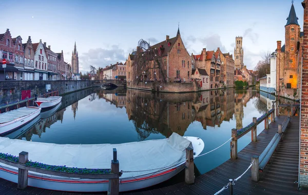 Брюгге Бельгійські Знакові Середньовічні Будинки Вежі Канал Розенхоедкаай Класичний Вид — стокове фото