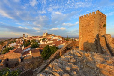 Monsaraz, Portekiz 'in Alentejo şehrinde bir turistik merkezdir. Güzel bir ortaçağ köyü. Kalesinin duvarlarından Alqueva Gölü 'nün muhteşem panoramik manzarasını görebiliriz..
