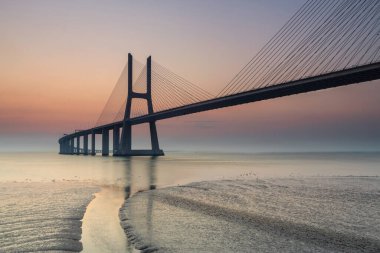 Lizbon harika bir turizm beldesi çünkü kentsel manzaraları, ışığıyla, anıtlarıyla. Vasco da Gama Köprüsü, Tagus Nehri 'ni geçer ve dünyanın en uzun köprülerinden biridir.
