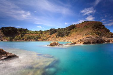 Azores, Portekiz. Eski bir volkanik kraterin oluşturduğu ada. Avrupa 'da seyahat yerleri, tropikal bitki örtüsü olan yerler. Atlantik Okyanusu 'ndaki harika kumsal.