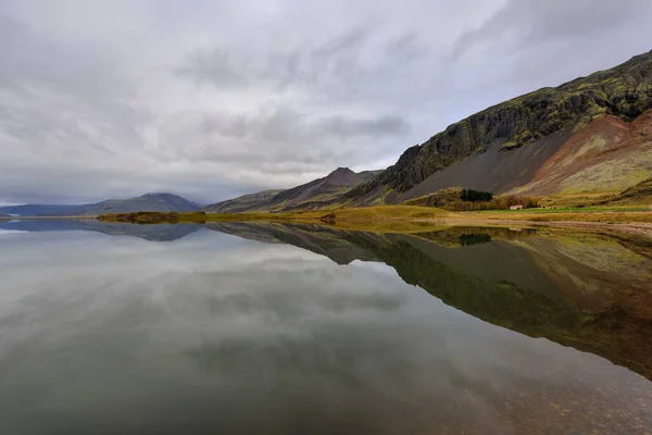 Lenyűgöző Táj Thveit Tónál Izlandon Csoda Természet Hegy Tükröződik Tükörben — Stock Fotó