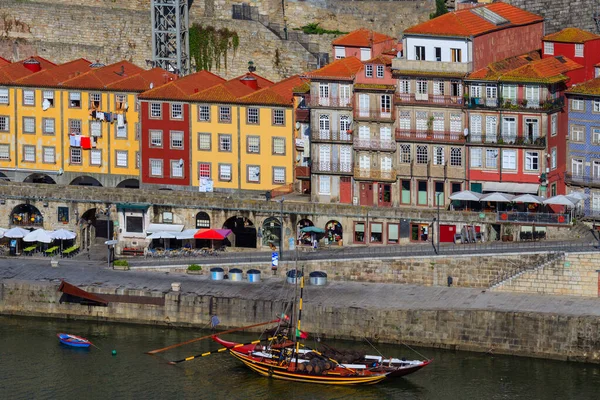 ポルトガルのポルトは日没時にドゥロ川沿いのパノラマの街並み オポルト市の伝統的なボートと日没の都市景観 ダウンタウンや歴史的な中心部 旅行先 オポルトのランドマーク — ストック写真